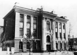 Тогда и сейчас: как школа-дворец в Саратове, построенная к 300-летию дома Романовых, превратилась в руины, ожидая ремонта Тогда и сейчас: как школа-дворец в Саратове, построенная к 300-летию дома Романовых, превратилась в руины, ожидая ремонта