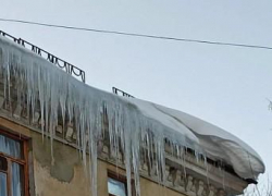 За огромные сосульки на крышах дома привлекут к ответственности саратовскую УК За огромные сосульки на крышах дома привлекут к ответственности саратовскую УК