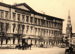 Тогда и сейчас: почему многие горожане никогда не видели главный фасад красивого старого здания в центре Саратова