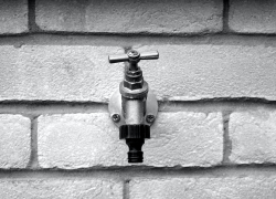 В домах Саратова вновь отключена холодная вода